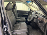 【運転席&助手席】運転席にはハイトアジャスタ機能付きで運転姿勢もバッチリ!ロングドライブでも疲れにくいシートです。