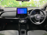 運転席まわりは各機器が見渡しやすく配置され、前方の視界も広く感じられます。シートや足元もすっきりとしており、毎日の通勤やお出かけを快適に始められる空間です。