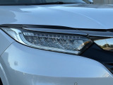 シャープなデザインの明るくて長寿命のLEDヘッドライト採用