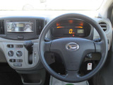 運転席位置からハンドルの周りにスイッチ類が手の届きやすい範囲にあり、操作がしやすくなっております。