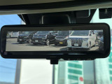 【スマートリヤビューミラー】後方の映像がルームミラーに表示されます!そのため、後方視界が遮られてしまう時や、夕方や夜間・悪天候などで後方が見えにくくなる場合でも、安全な後方確認をサポートします。