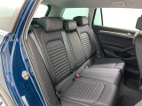 安全性と快適性を追求した、少し硬めのシート。 これは長時間の運転や渋滞などの状況でも、身体の疲労度が少ないことを求めたものです。