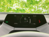 必要な表示を運転席前方でまとめて確認できるデジタルメーターです。速度やシフト位置などを把握しやすく、走行中も視線の移動を抑えながら情報を確認できます。