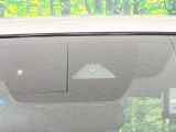 【i-ACTIVESENSE】走行中に前方の車両等を認識し、衝突しそうな時は警報とブレーキで衝突回避と被害軽減をアシスト。より安全にドライブをお楽しみいただけます。