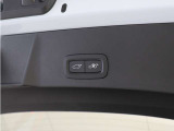 テールゲートには、スイッチ一つで開閉可能な電動開閉機能を装備。また、リアバンパーの下で足を動かすだけで開閉できる、ハンズフリー・オープニング/クロージング機構も搭載しています。