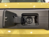 急速充電は車内のボタンを操作して開け、あとは充電コネクターを差すだけで充電開始します。