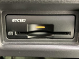 ETC車載器がインパネに収まり、カードの挿入状態を確認しやすい位置にあります。高速道路を利用する機会の多い方にも、日常の移動に便利な装備です。