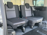 サードシートはスライドしますので荷室や足元の広さ調整ができます
