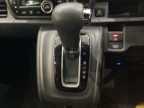 CVT車のセレクトレバーです。低速から高速まで、変速ショックのないスムーズな走りと、エンジン効率のよい領域を維持して燃費にも貢献します。サイドブレーキはスイッチ操作の電子制御パーキングブレーキです。