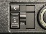 助手席側はパワースライドドアウェルカムオープン機能 降車時にスイッチで予約しておけば、乗車時に電子カードキーを持ってクルマに近づくだけでパワースライドドアが自動でオープン♪