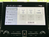 画面からオーディオの選択や音量などの設定にアクセスでき、タッチ操作で切り替えもスムーズです。ラジオやディスクなど複数の選択肢があり、日常の移動に合わせて使い分けられます。