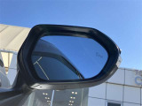 隣車線を走る車両をレーダーで検知し、ドアミラーでは確認しにくい後側方エリアに存在する車両に加え、急接近してくる車両も検知します。車両を検知するとドアミラーに搭載されたLEDインジケーターが点灯します。