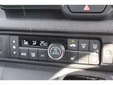 フルオートエアコンを装備。車内の温度設定だけでなく空気清浄や脱臭などの効果を発揮して車内は快適空間♪