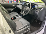 運転席まわりは前方を見渡しやすい配置で、シートに腰掛けた際も落ち着いて過ごせる空間です。ドアからセンター部分まで色味がまとまり、日常の移動でも快適にお過ごしいただけます。