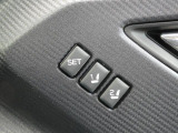 運転席はシートメモリー機能が付いているので、自分以外の人がシートを動かしても、ボタン一つでセットした位置に戻せます。