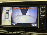 パノラミックビューモニターを装備。駐車場や交差点でクルマを真上から見るように周囲を確認できます。機能の詳細は販売店スタッフまでおたずねください。