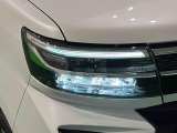対象物が見やすく白く明るい光で夜間走行をサポートするフルLEDヘッドランプ(サイドビューランプ、クリアランスランプ、オートレベリング機能付き)を装備