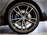 【BMWアロイホイル】軽量かつ強度に拘ったアロイホイル。走行性能ポテンシャルを引き出す設計。車の足元を引き締めてくれる大きなポイントはアロイホイルです。