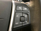 【ステアリングスイッチ】運転中、前方から目線をそらさずにオーディオ等の操作ができるよう、適切に配置されたスイッチ類。安心&快適なドライブを演出してくれる便利な機能です。