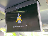 【13.2型有機ELフリップダウン】三列目からでも迫力のエンタメが観れる大画面フリップダウン。有機ELのモニターでは、一般的なフリップダウンよりも高コントラストでキレイな映像を楽しめます。
