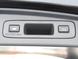 ★パワーテールゲート★スイッチひとつで自動開閉でき、荷物の積み下ろしがスムーズに行えます。予約クローズボタンを押してクルマから離れると、自動でテールゲートが閉まる機能も搭載しています!