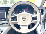 【ステアリングスイッチ】運転中、前方から目線をそらさずにオーディオ等の操作ができるよう、適切に配置されたスイッチ類。安心&快適なドライブを演出してくれる便利な機能です。
