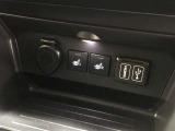センターコンソール下部のUSB端子横にHDMI端子を設置。スマートフォンやタブレットを繋げばディスプレイオーディオ上でも映像が楽しめます。機能の詳細につきましては、展示店舗までお尋ねください