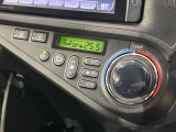【オートエアコン】一度お好みの温度に設定すれば、車内の温度を検知し風量や温度を自動で調整。暑い&hellip;寒い&hellip;と何度もスイッチ操作をする必要はありません。快適な車内空間には必須の機能ですね♪