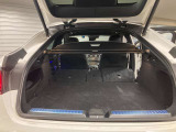 ゆったりとしたトランクルームでございます。たくさんのお荷物の車載が可能でございます。