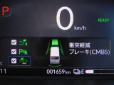 CMBS(追突軽減ブレーキ)・ミリ波レーダーと単眼カメラで前走車や歩行者」を検知。衝突する恐れがある場合音とディスプレーで警告をしさらに接近すると軽いブレーキ、強いブレーキと段階的に衝突回避を支援