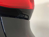 【パワーバックドア】開閉スイッチが車両側面両側に配置されています。車両の横に立って操作でき、ドア開度も確認しやすい!任意の位置でドア位置を停止できるので、後ろに壁があるシーンでも安心です。