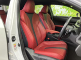 赤と黒を組み合わせたシートが目を引く運転席まわりです。座面と背もたれに立体感があり、ドアを開けた際も前席の様子を確認しやすく、乗り降りの際に安心感があります。