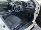 運転席まわりを広く見渡せるレイアウトで、前方確認がしやすい印象です。シートは身体を支える形状で、乗り降りの際も開口部からスムーズにアクセスできます。清潔感のある室内です。
