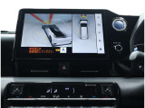 サイドクリアランスビュー表示中に、旋回時の運転操作に合わせて自動で車両を斜め後方から見たような映像を表示。