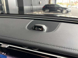 自撮り&ビデオカメラをインパネ上部に搭載。車内での撮影など、デジタル時代らしい機能を利用できます。