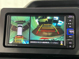 【パノラマモニター】 上から見下ろしたような映像が、運転の不安を軽くします。