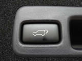 パワーバックドアを装備しています。バックドアを運転席からも開閉できます、便利ですよ。