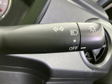 操作表示がレバー上にまとめられ、必要な内容を確認しやすい仕様です。運転中も手元で位置を把握しやすく、周囲への合図やライト操作をスムーズに行えます。日常の運転を支える装備です。