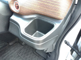 運転席側ダッシュボードにあるドリンクホルダー(小物入れ)です。