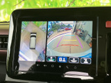 後方の映像に加え、車両周囲を確認できる表示も備わり、駐車時の状況把握に役立ちます。画面のガイドラインも目安にしながら、周囲を確認して操作できます。