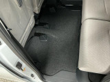 しっかりと汚れ、砂ぼこりを落とし足元まで清潔な車内空間を作り上げております♪