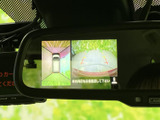 後方の映像に加えて、車両周辺を上から見た表示も確認できます。駐車時や狭い場所での切り返しなど、周囲の状況を確かめながら操作したい場面で心強いサポートです。