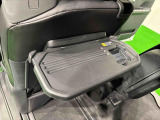 飲み物や食べ物を気軽に置ける格納式シートバックテーブルを、運転席と助手席の背もたれにご用意。車内の休憩も快適です!