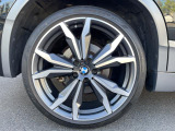 BMWならではの卓越した走りを支えるホイールと足回りです!日本車の走りに慣れている方にもぜひ体感して頂きたいほど、高いレベルでまとまっています!純正20インチアルミホイール。