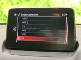 USBやCD、AUX、DVD、TVなど、画面上で複数の入力項目を確認できます。利用したい音源や映像に合わせて選びやすく、日常の移動をサポートします。