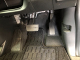 【運転席】アクセル、ブレーキはこのようになっております。