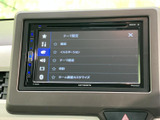 テーマ設定の画面では、壁紙やイルミネーションなどの項目を一覧で確認できます。画面表示を見ながら各項目を選べるため、日常の操作時にも内容を把握しやすく、便利にお使いいただけます。