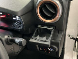 ドリンクホルダーです。エアコン吹き出し口の前にありますので保温・保冷にもなります!