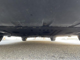 気になる中古車の下廻り。もちろん、納車時には整備スタッフによる点検を実施致しますので安心してご購入いただけます。