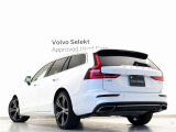 【強固なボディ骨格】ボルボの車両は万が一の時にも信頼の保護性能を搭載。ボディ骨格の要所に高張力鋼を使用し、安全ケージがあなたと同乗者を守ります。キャビンの前後はクラッシャブルゾーンとして機能します。